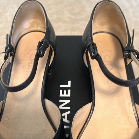 CHANEL Black Leather Flats with Glossy Toe Cap - Picture 9 of 9